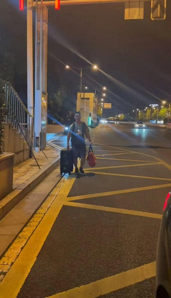 纪源优配 弟弟来姐姐生活的城市上学，大包小包全是妈妈种的菜：85个鸡蛋没碎，他一直捧在怀里